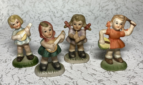 Vier porseleinen beeldjes