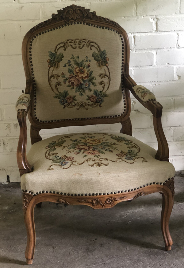 Antieke geborduurde fateuil