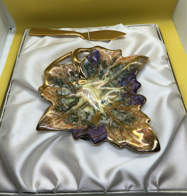 porseleinen serveer blad met bijbehorende mesje