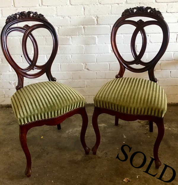 Twee walnoot ballon stoelen