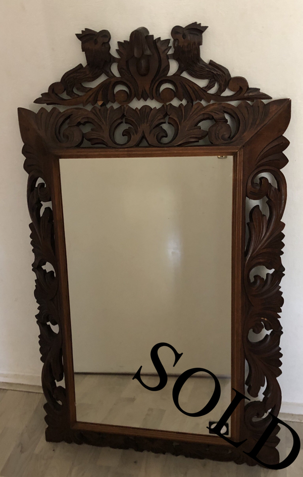 Houten spiegel met houtgesneden leeuwen