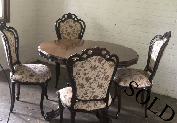 Set van coulisse tafel met bijbehorende stoelen