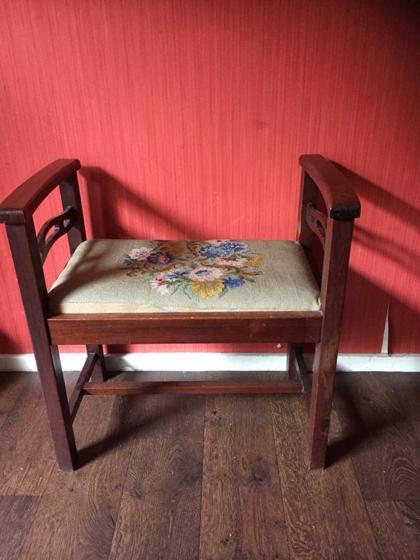 Antieke fateuil en bijbehorende voetleuning met geborduurde bekleding 