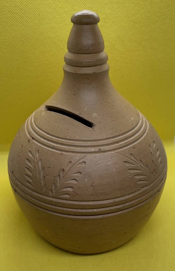 Antieke spaarpot van aardewerk