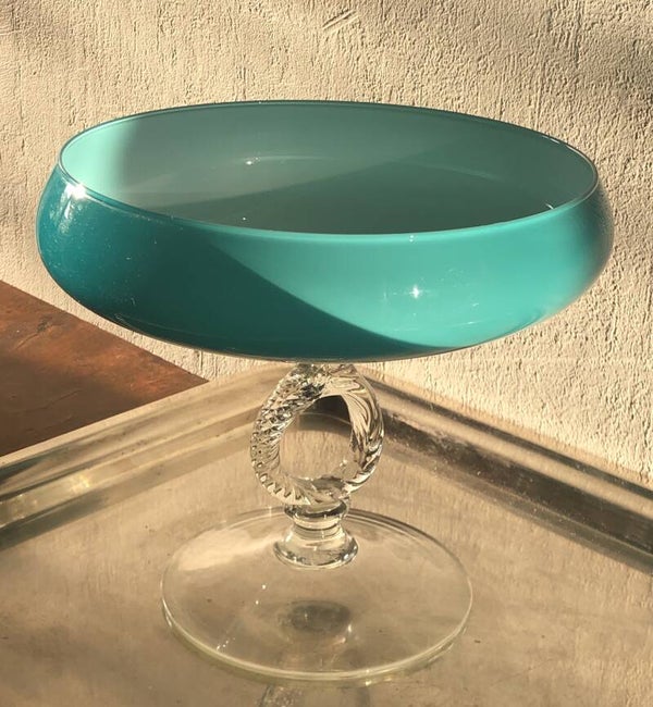 Glazen turquoise schaal op transparante voet