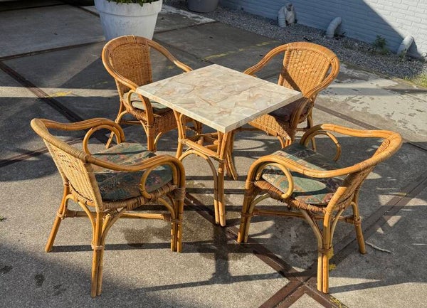 Set ritten chair  and table