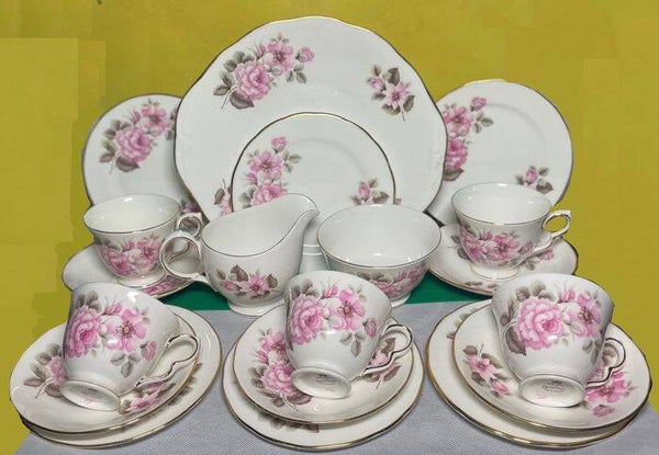 Prachtig Engels 'Queen Anne' Bone china gebak en koffieservies