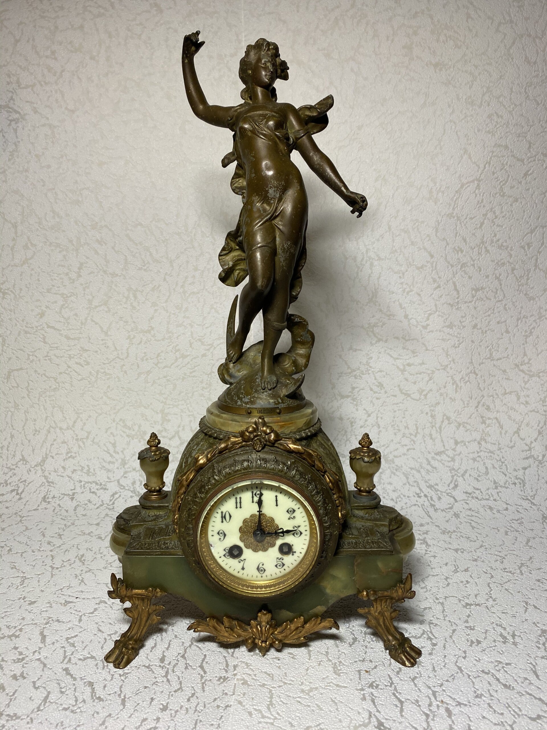 pendule met een staande dame op marmeren voet