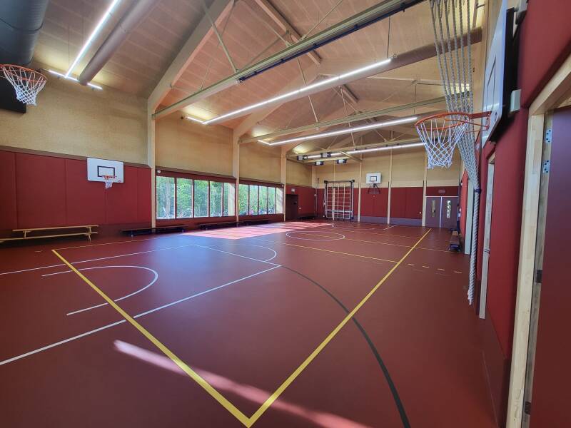 Onze eigen gymzaal gehuisvest in school.