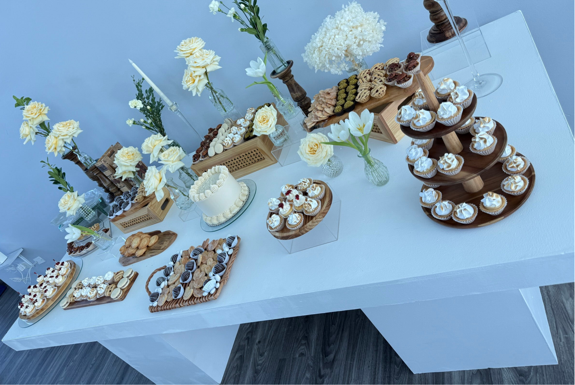 Mesa blanca para buffet o mesa de dulces