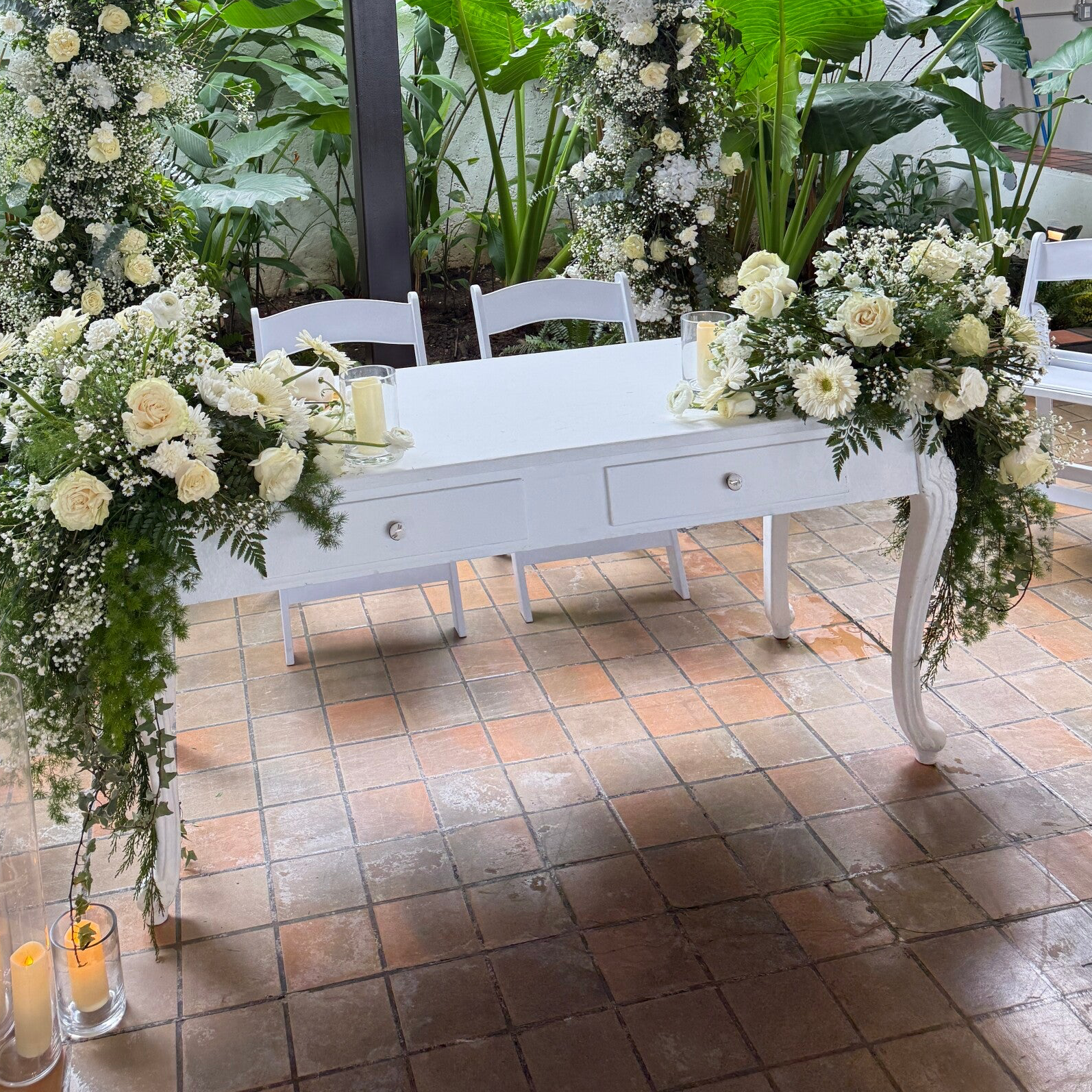 Mesa blanca para ceremonia