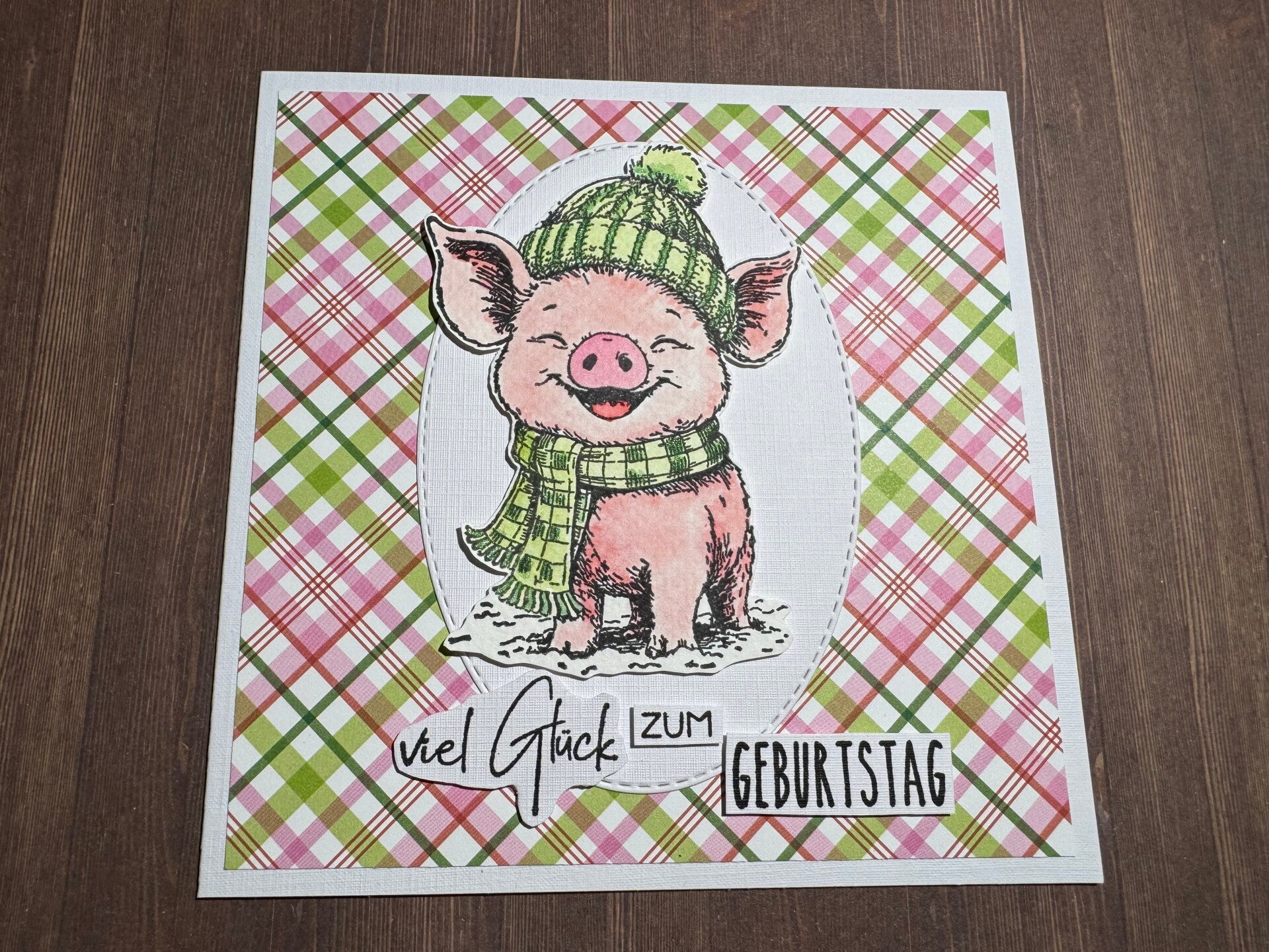 Geburtstag: Geburtstagsschweinchen Frenkie mit grüner Mütze