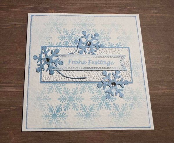 Weihnachten: Eiskristalle mit Diamanten -hellblau III