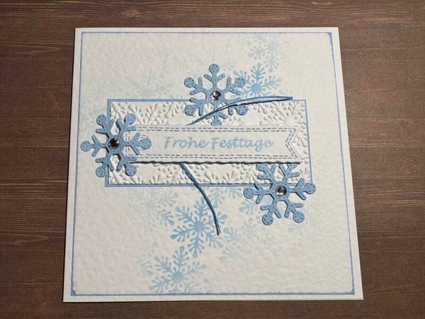 Weihnachten: Eiskristalle mit Diamanten -hellblau II