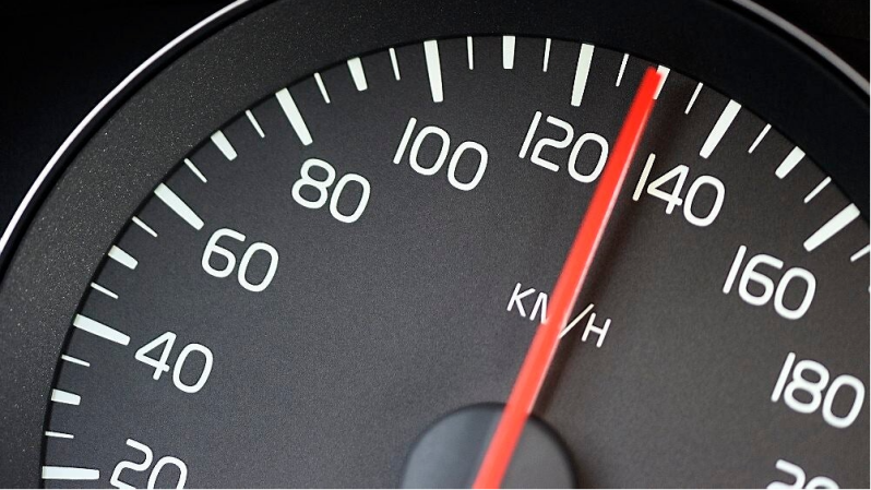 kilometerteller, snelheidsmeter, 130 km/h