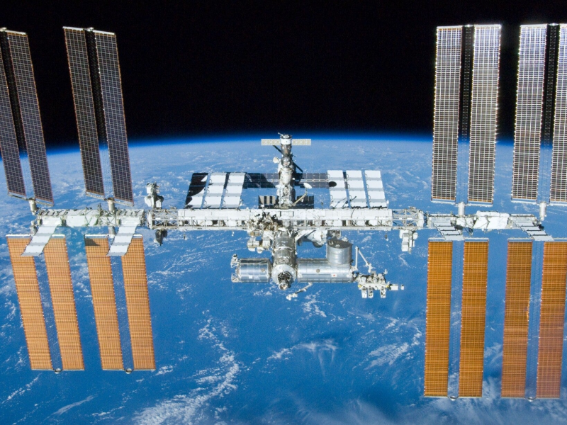 7700 m/s  - de gemiddelde snelheid waarmee het International Space Station rond de aarde draait