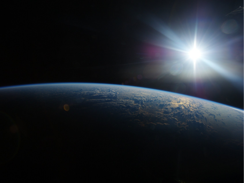 29800 m/s  - de gemiddelde snelheid waarmee de aarde beweegt in zijn baan rond de zon