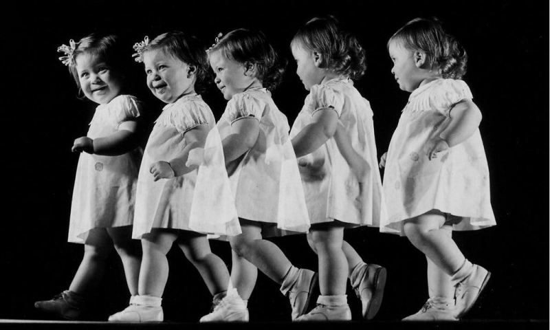 bewegingen onderzoeken - stroboscopische foto van een lopend meisje