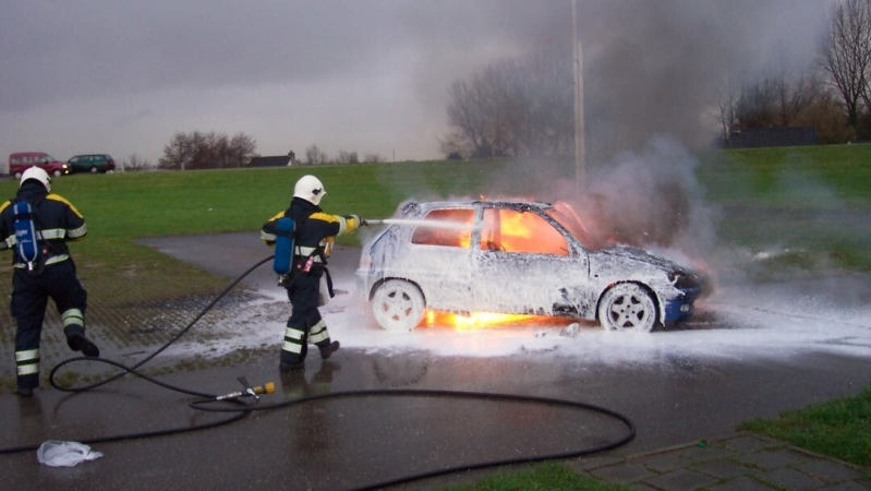 een autobrand wordt bij voorkeur met schuim geblust