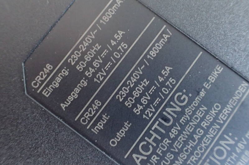 info op de lader van een speed-pedelec | natuurkundesite.nl