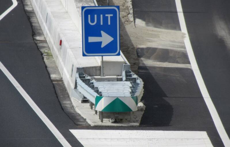 remmen en botsen - RIMOB rimpelbuisobstakelbeveiliger langs autosnelweg