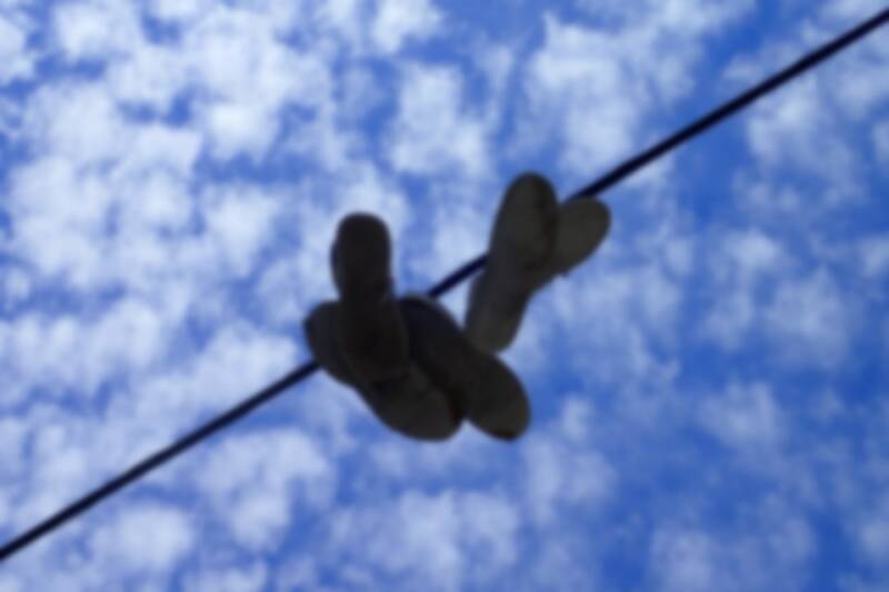 onscherp beeld van schoenen in de lucht | natuurkundesite.nl