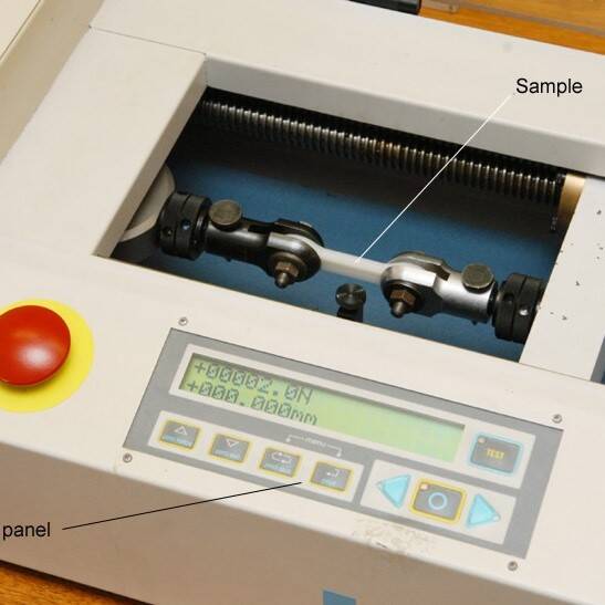 trekbank voor het bepalen van de treksterkte van een stof | natuurkundesite.nl