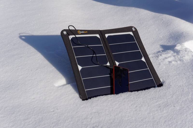 Telefoon opladen met een klein zonnepaneel. | natuurkundesite.nl