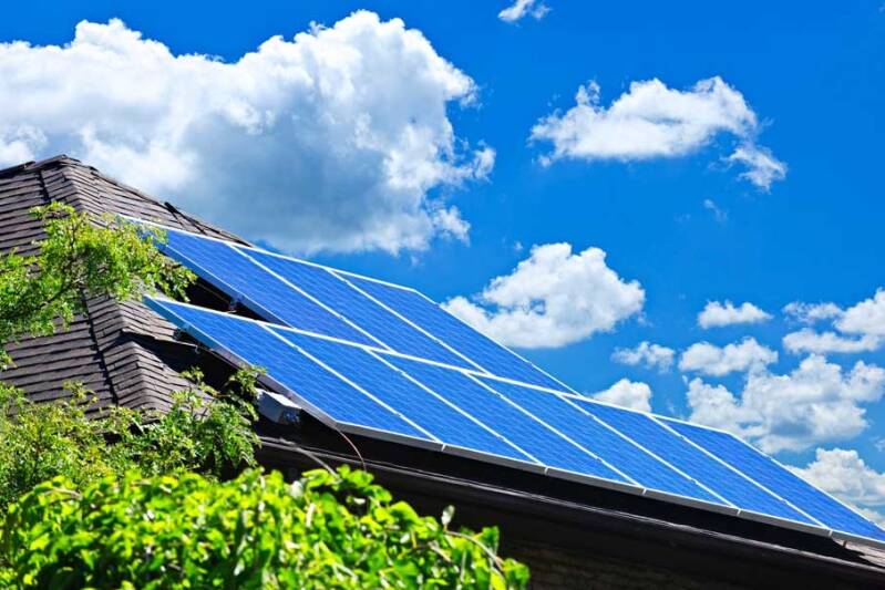 Zonnepanelen op het dak van een huis. | natuurkundesite.nl