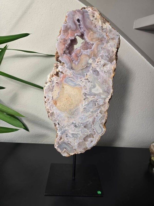 Roze amethist op standaard nr75G