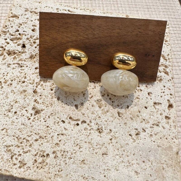 Elegante Tropfen Ohrringe in Gold und Weiß