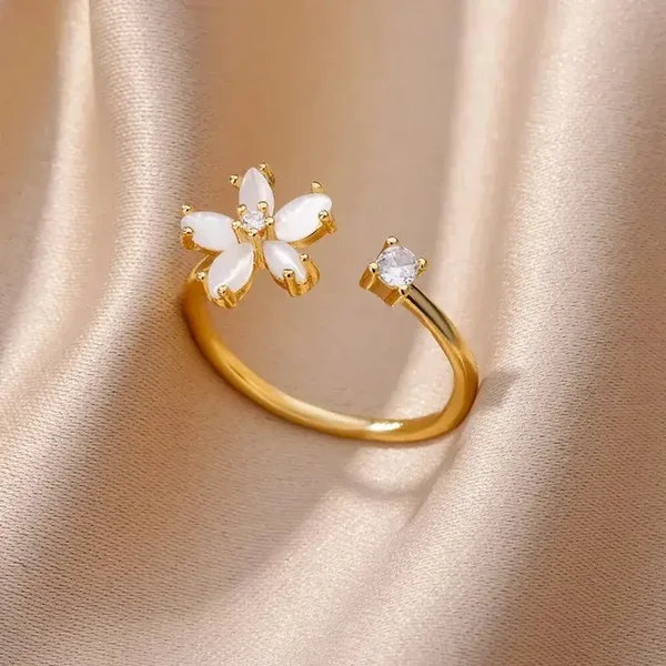 Titanstahl-Ring mit Blumen-Element & Strasssteinen – feminin, elegant & funkelnd