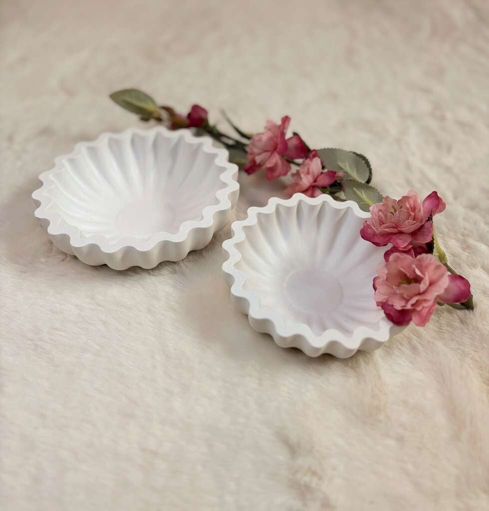 Handegmachte Dekoschalen in zwei Größen mit Rillen an den Rändern