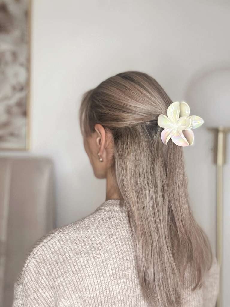 Cansu Pieper, Gründerin von Avabloom, zeigt eleganten Haarschmuck in Aprikosetönen