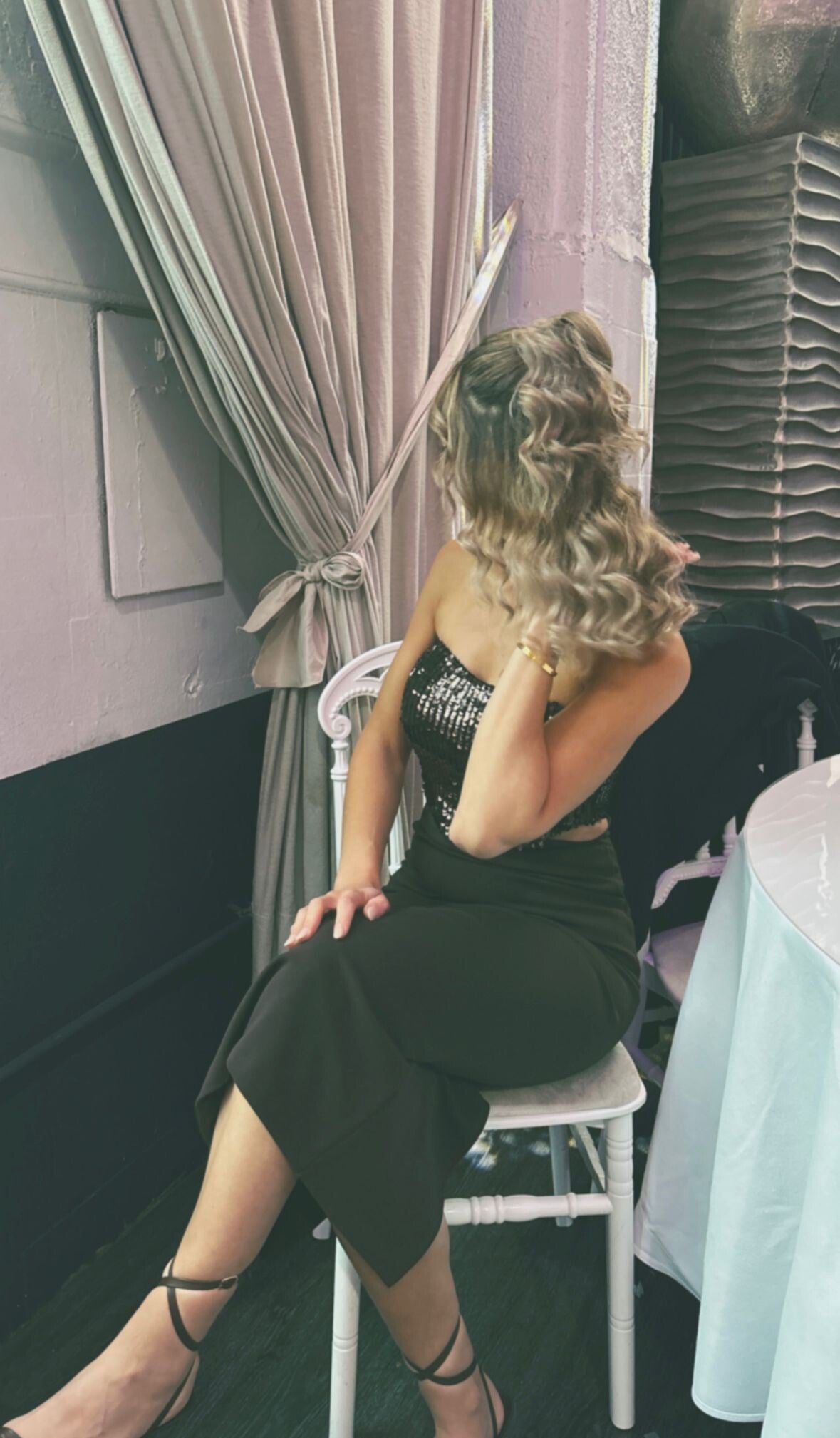 Junge Frauen mit trendiger Wellenfrisur und Glitzer Kleid