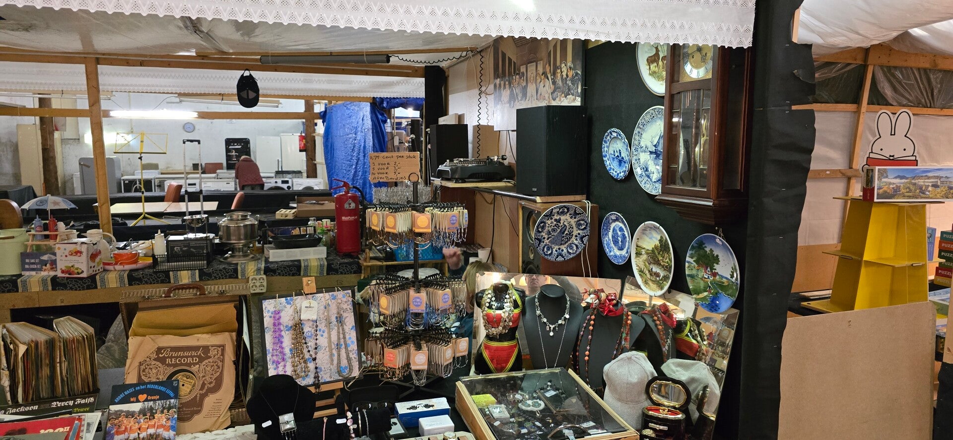 Sieraden borden  armbanden horloges alles verkrijgbaar bij de toekomst drentshoekje te Kiel-Windeweer 