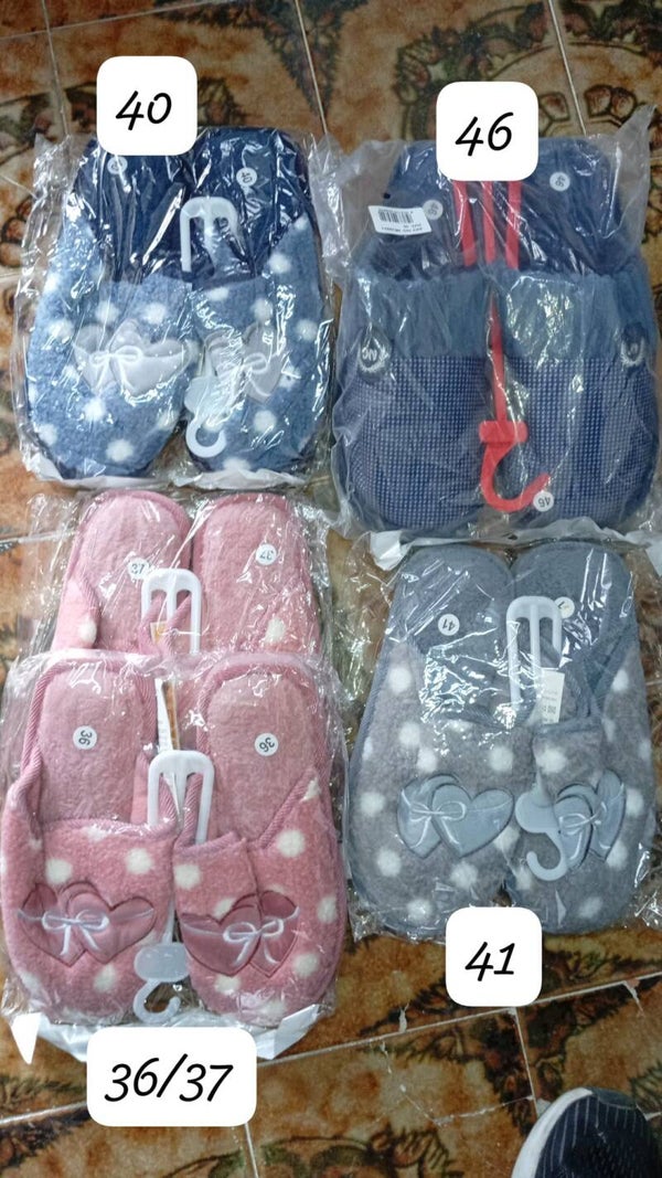 Zapatillas de andar por casa 🏡 de mujer ,menos 1 que es de hombre