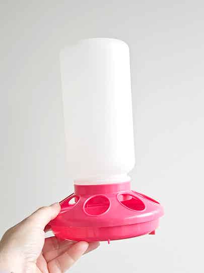 Roze kippen of kuiken voerbak 1 kg