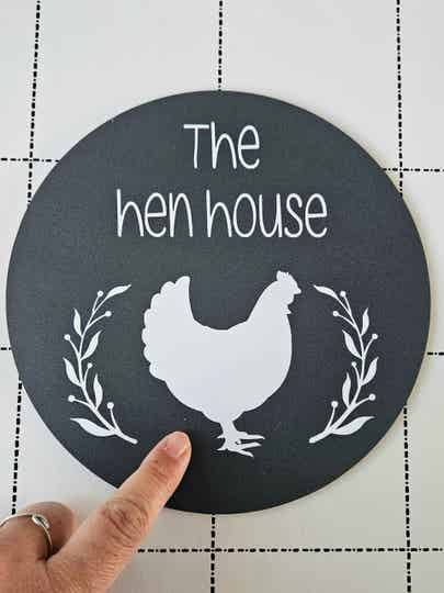 Kleine beschadiging " The hen house "
