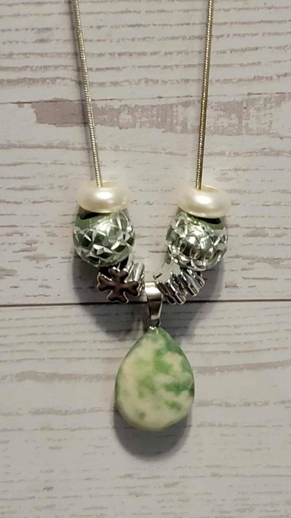Green pendant necklace