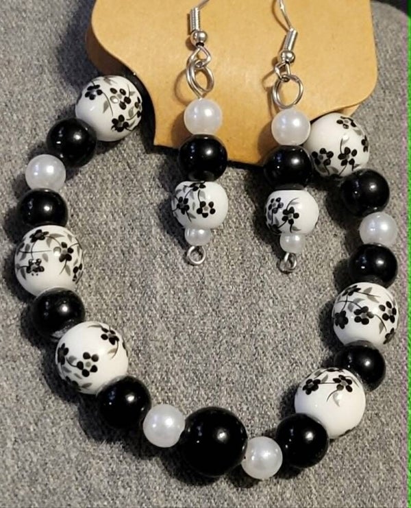 Black and white flower earring/bracelet set