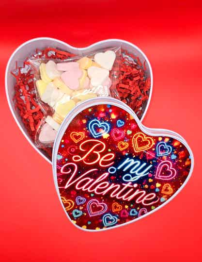 Gevuld harten blik met lekker snoepjes.