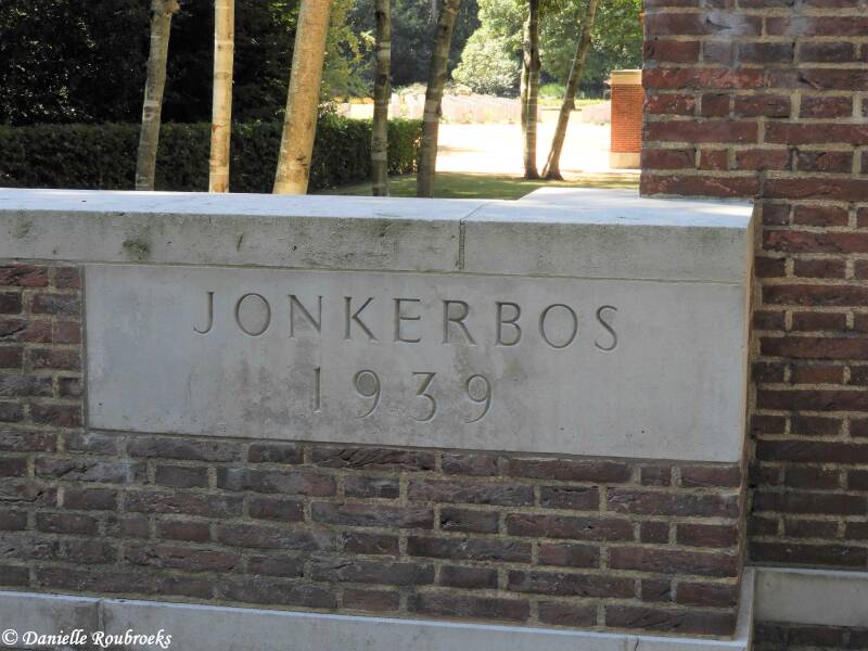 001JonkerbosWarCemeteryma16jul18.jpg