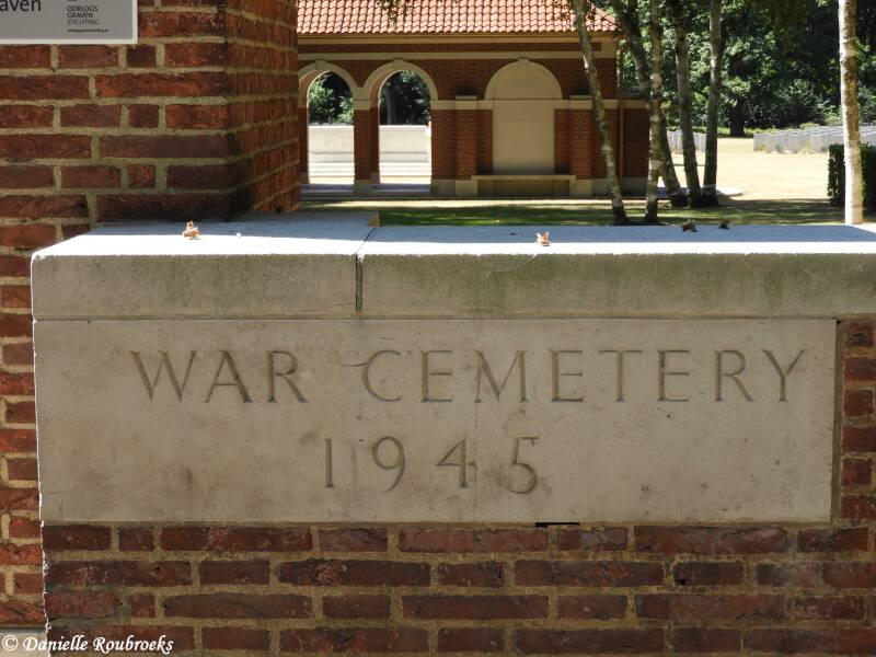 002JonkerbosWarCemeteryma16jul18.jpg