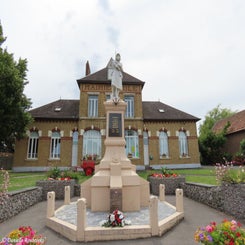01-ficheux-monument-ma15jul24-standard.jpg