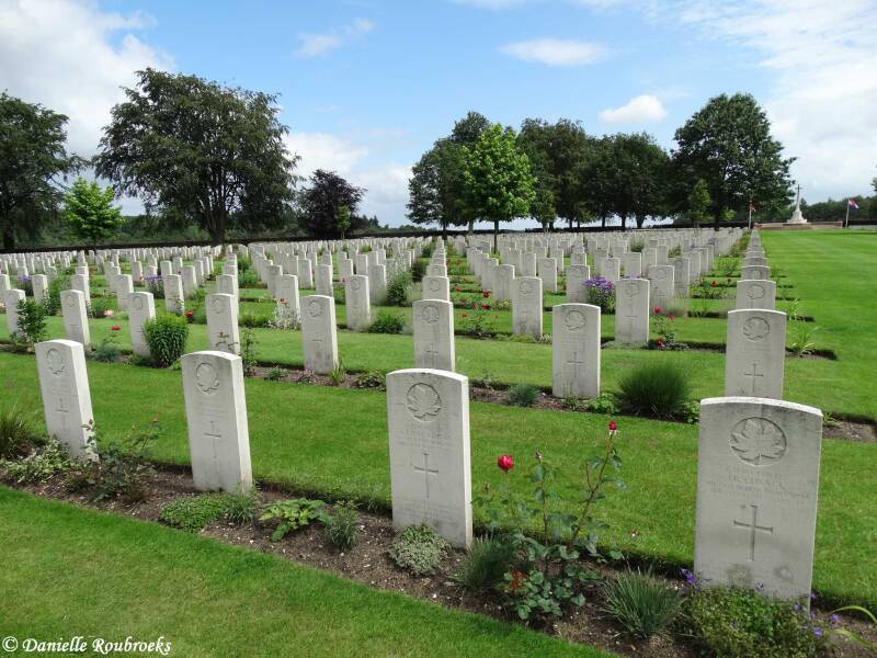 011GroesbeekCanWarCemMemorialzo19jun16.jpg