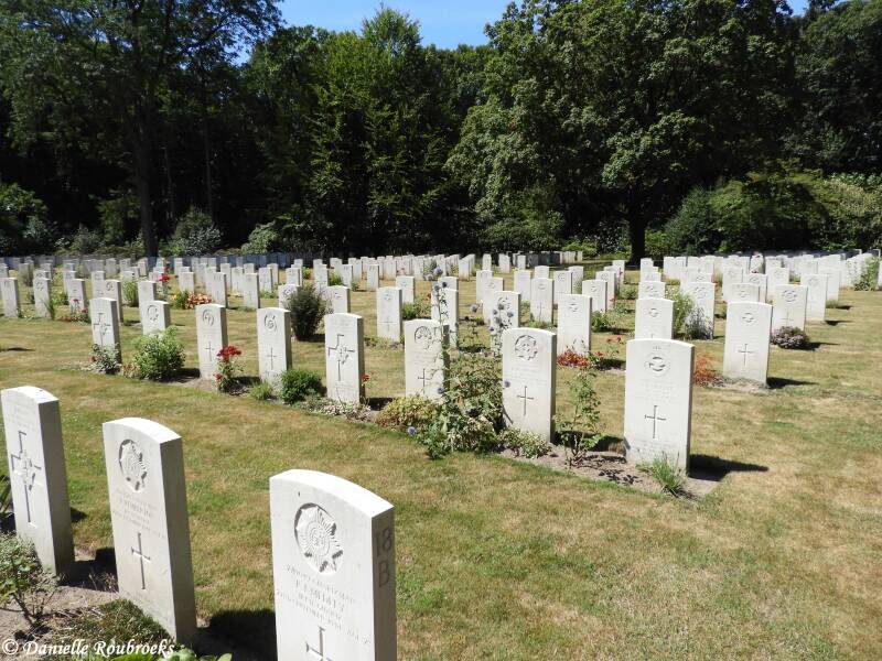 013JonkerbosWarCemeteryma16jul18.jpg