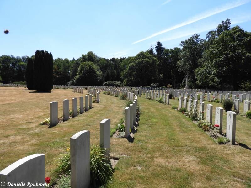 016JonkerbosWarCemeteryma16jul18.jpg