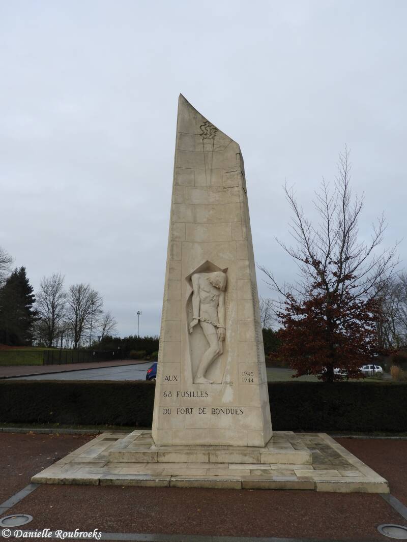 01BonduesMonumentdo9dec21.jpg