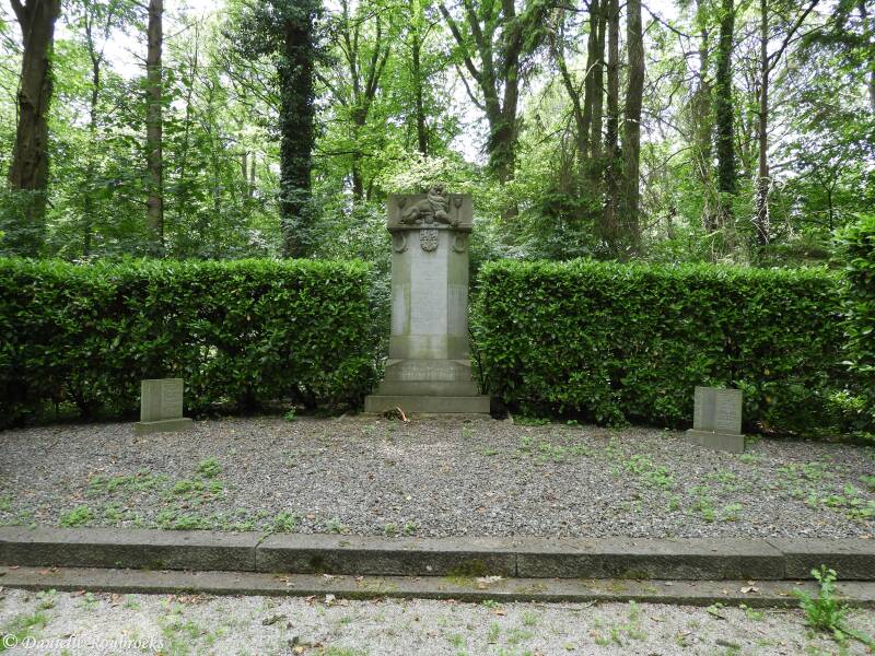 01FamilleureuxMonumentdo3jun21.jpg